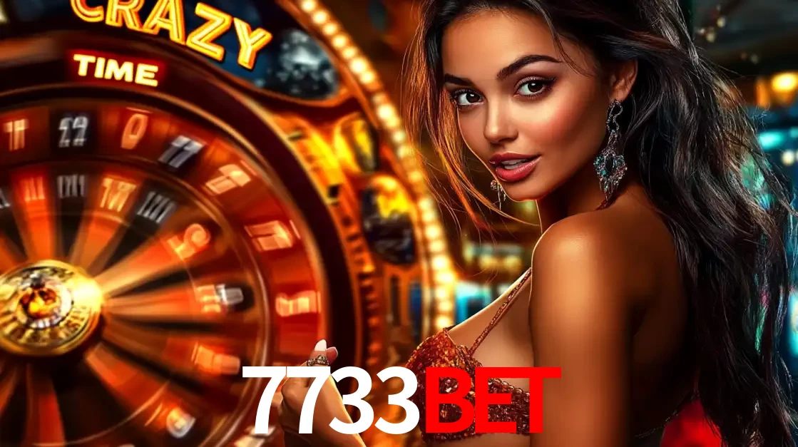 Mulher ao lado da roda de prêmios do jogo de cassino ao vivo Crazy Time, um dos shows de jogos mais emocionantes oferecidos pela plataforma de apostas 7733bet.