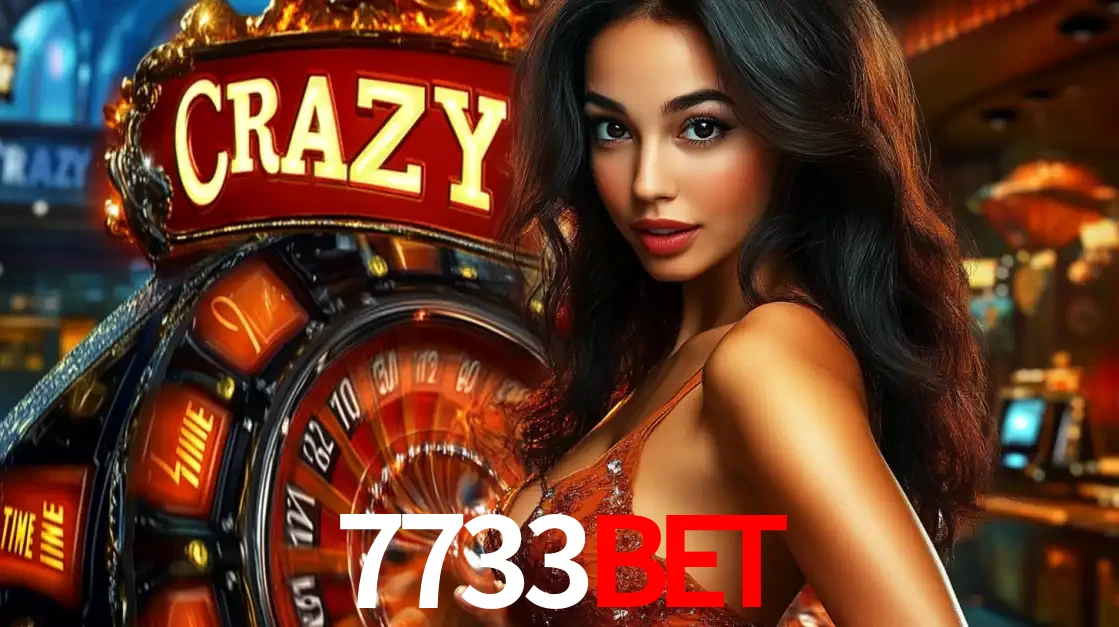 Mulher glamourosa olhando para a câmera com a roda vermelha do Crazy Time ao fundo em um ambiente de cassino, destacando a emoção dos jogos ao vivo no 7733bet.