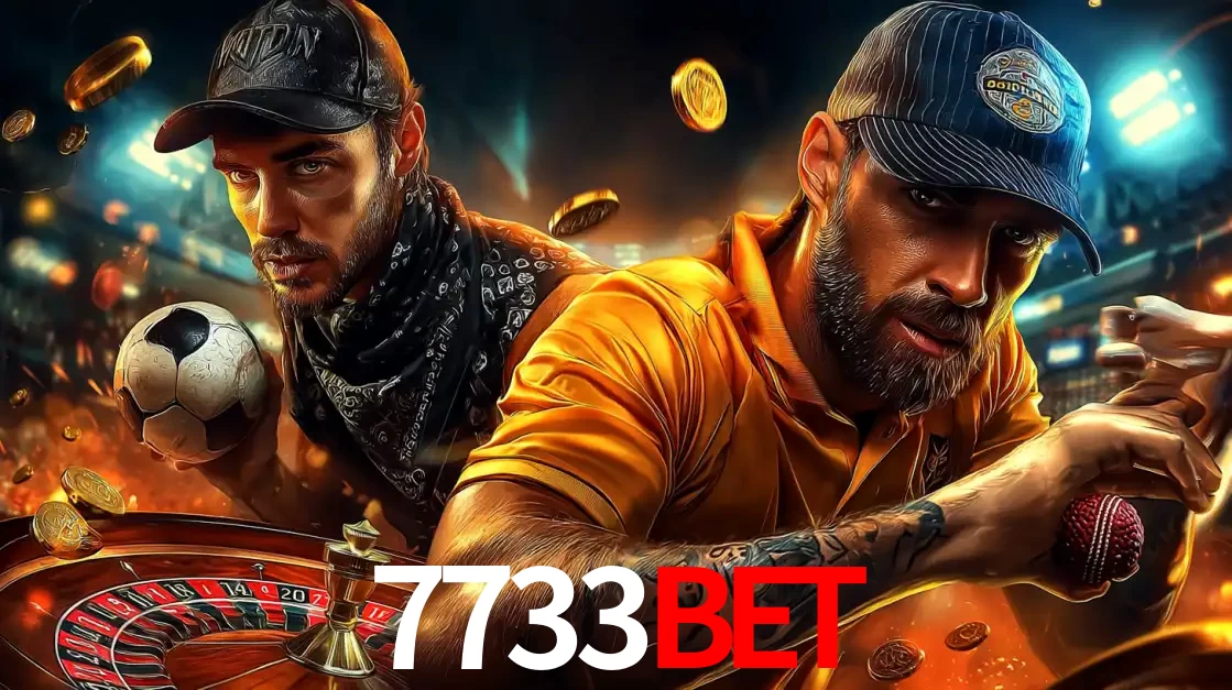 Montagem de apostas esportivas e cassino no 7733bet, com um homem segurando uma bola de futebol e outro uma de beisebol sobre uma roleta e moedas voadoras.