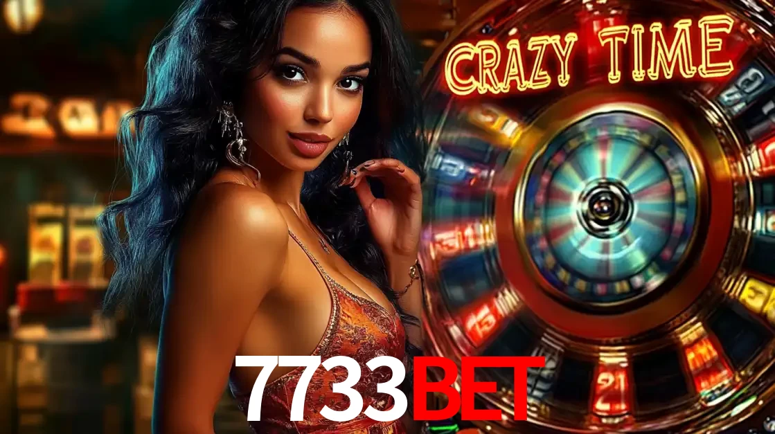Mulher elegante ao lado da vibrante roda da fortuna do jogo de cassino ao vivo Crazy Time, um dos game shows mais populares e cheios de prêmios do 7733bet.
